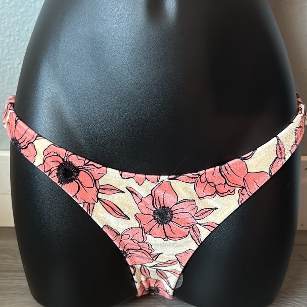 Triangl Velvet bra style with cheeky bottom swimsuit set. - Picture 7 of 14